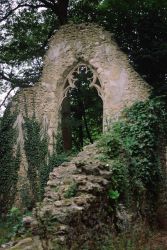 Дезер де Ретц. Руина готического храма