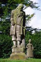 Фреденсборг. Статуя норвежского крестьянина