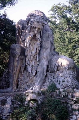 Статуя Апеннина на вилле Медичи в Пратолино. Италия, Тоскана. 1997