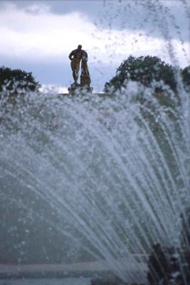 Фонтан Корона и статуя Геракла в парке Во-ле-Виконт. Франция, Иль-де-Франс. 1998