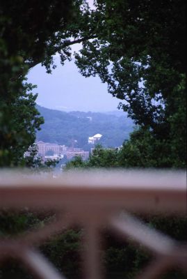 Монтичелло. Вид из главного дома на Университет Виргинии, построенный по проекту владельца усадьбы Томаса Джефферсона