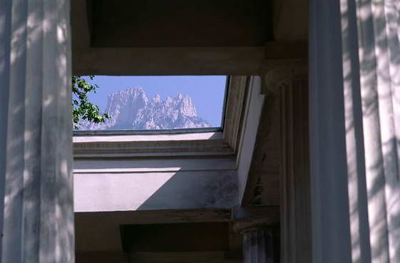 Алупка. Вид на вершину Ай-Петри через открытый двор Чайного домика