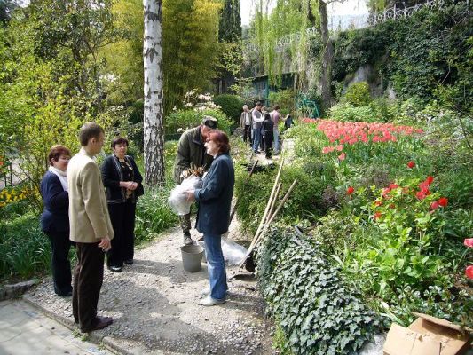 В саду участники Чеховских чтений. Обратите внимание: справа тюльпаны, которые мы сажали осенью