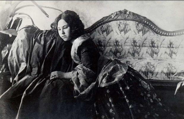 Е. Борисова-Мусатова на диване. Фотография В. Борисова-Мусатова