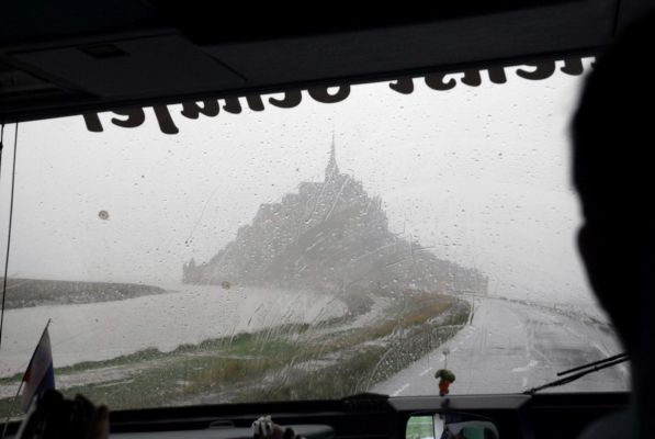 Мон-Сен-Мишель в дожде и тумане