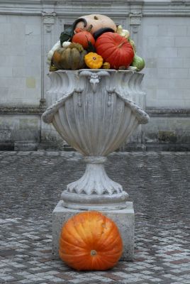 Осенний привет Вилландри - ваза с овощами во дворе замка