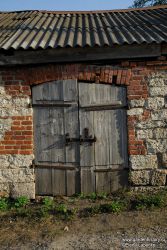 Елец. Маленькая деревянная дверь в стене