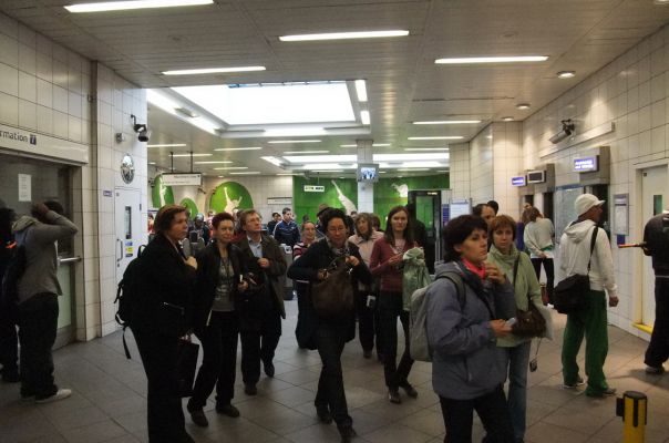 Наша группа знакомится с Лондонским метро. Фото Елены Лапенко