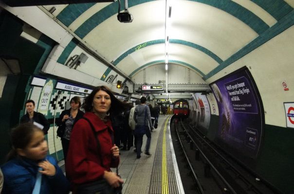Мы в Лондонском метро. Фото Елены Лапенко