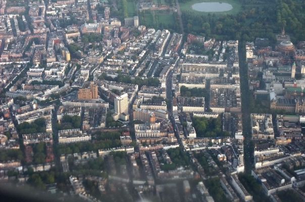 Лондон. Тесные улицы и замкнутые площади-скверы Южного Кенсингтона. Вид из самолета. Фото Елены Лапенко
