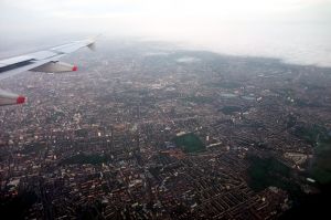 Под нами окраины Лондона, сзади - облачный фронт, впереди аэропорт. Фото Елены Лапенко