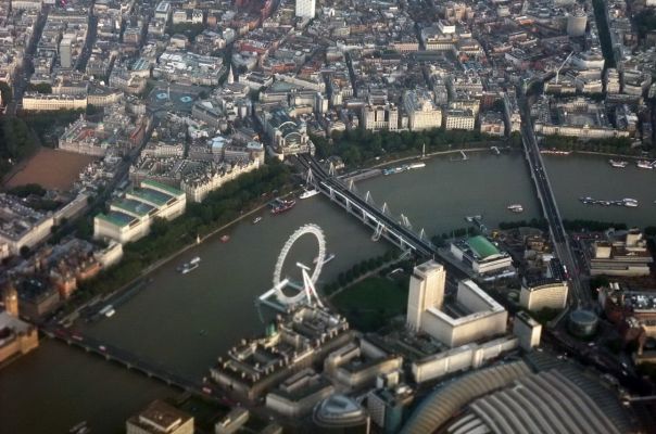 Лондон с воздуха. Трафальгарская площадь, ниже Уайтхолл, Лондонский Глаз, вокзалы. Фото Елены Лапенко