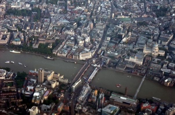 Лондон с воздуха. Святой Павел соединен с галерей Тейт Модерн Мостом Тысячелетия. Фото Елены Лапенко