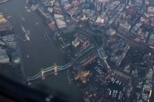 Лондон с воздуха. Слева купол Мэрии, крейсер Белфаст, ниже Тауэра - Тауэрский мост, выше - холм, место казней. Фото Е. Лапенко