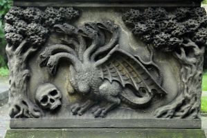 Лондон, Музей садоводства. Надгробие Трейдскантов. Дракон, размышляющий над черепом