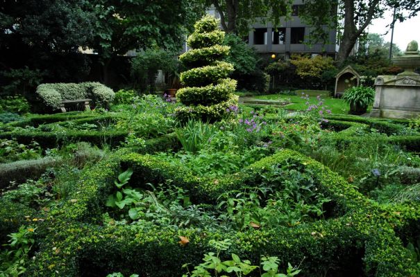 Лондон, Музей садоводства. Сад в средневековом стиле. Справа надгробие капитана Блая