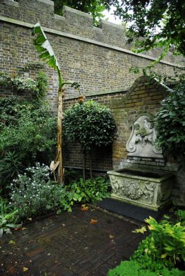 Лондон, Музей садоводства. Фонтан и банановое дерево