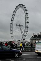 Лондонский Глаз стоит напротив Парламента