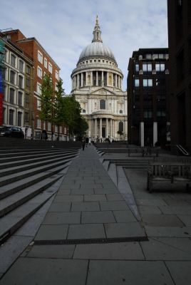 Лондон. Инвалидный пандус, искусно встроенный в лестницу от моста Тысячелетия к собору