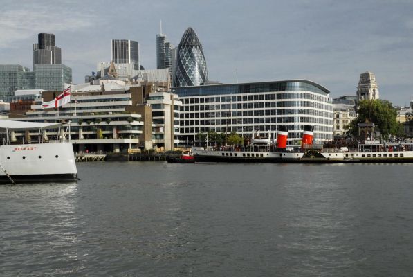 Лондон. Вид с Темзы на крейсер Белфаст, Сити и дом-огурец Нормана Фостера
