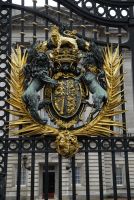 Лондон. Рельефный герб на воротах Букингемского дворца