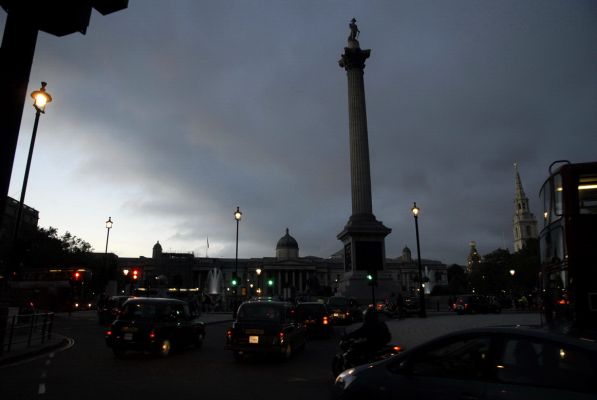 Лондон. Трафальгарская площадь на фоне вечернего неба
