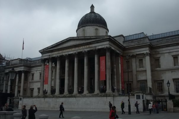 Лондон. Национальная галерея искусства венчает Трафальгарскую площадь