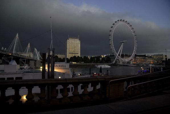 Лондон. Изумительный закат над Темзой, вид с набережной Виктории