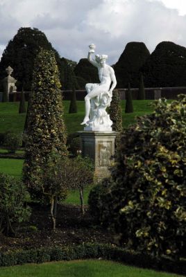 Хемптон Корт. Статуя в Собственном саду