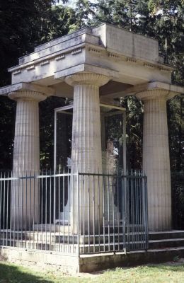Памятник Куку из Меревиля. Шато де Жёр. Фото Б. Соколова. 1998
