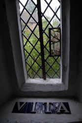 Сиссингхерст. Окна Башни и надпись VITA