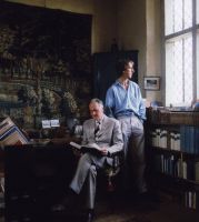 Сиссингхерст. Найджел Николсон в кресле своей матери. 1986