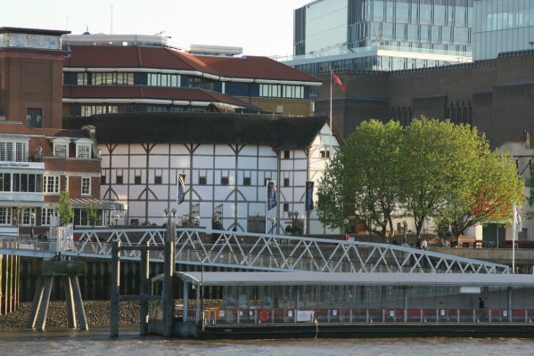 Лондон. Театр Глобус среди современных зданий Саутворка