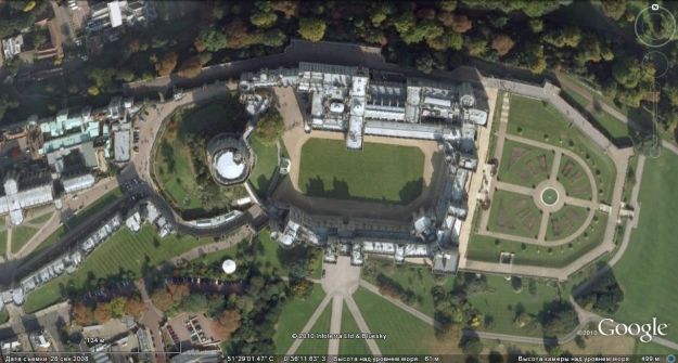 Виндзорский замок. Снимок со спутника. Внизу - начало Длинной аллеи