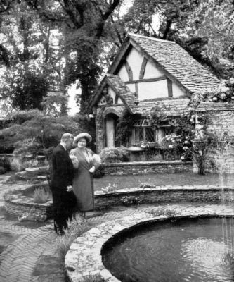Ральф Хэнкок сопровождает вдовствующую королеву Елизавету на Садовой выставке в Челси. 1949