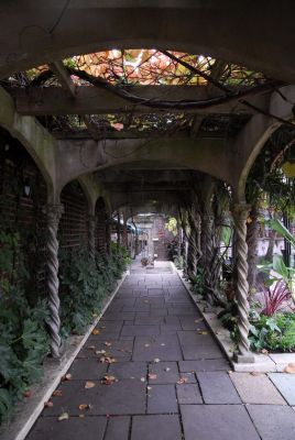 Лондон. Кенсингтонские висячие сады. Испанский сад. Налево - галерея...
