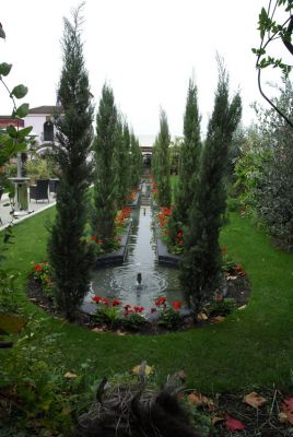 Лондон. Кенсингтонские висячие сады. Испанский сад. ...Направо - канал с рядами деревьев