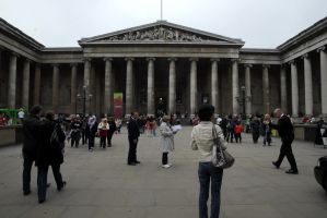 Лондон. Парадный вход в Британский музей. Площадь не городская, она находится на его территории