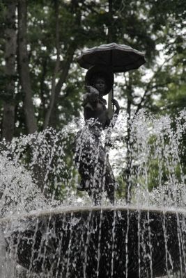 Восстановленный фонтан с девочкой в Городском парке Калуги
